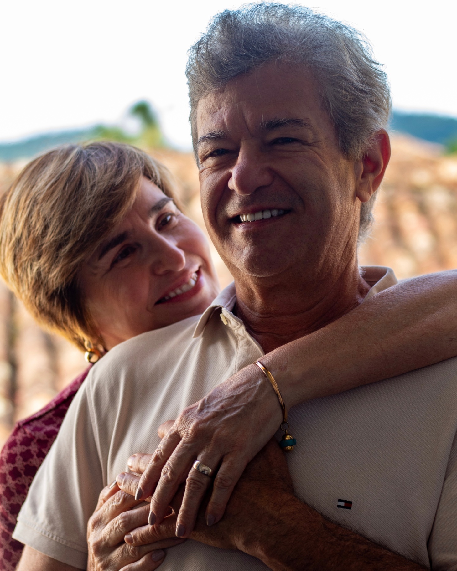 Cláudia & Aleir — abraço com luz dourada