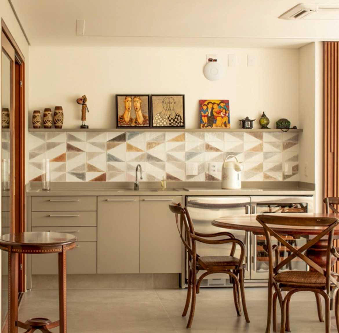 Copa com azulejos geométricos e mesa de madeira