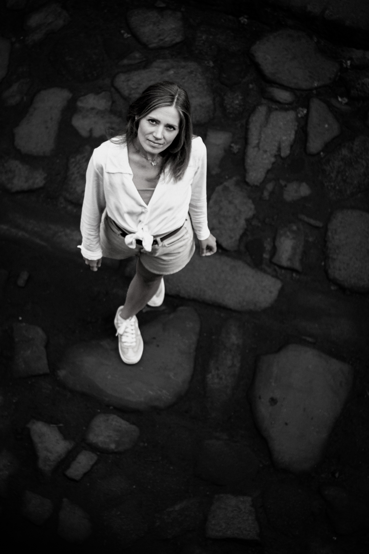 Alena — retrato visto de cima sobre pedras portuguesas