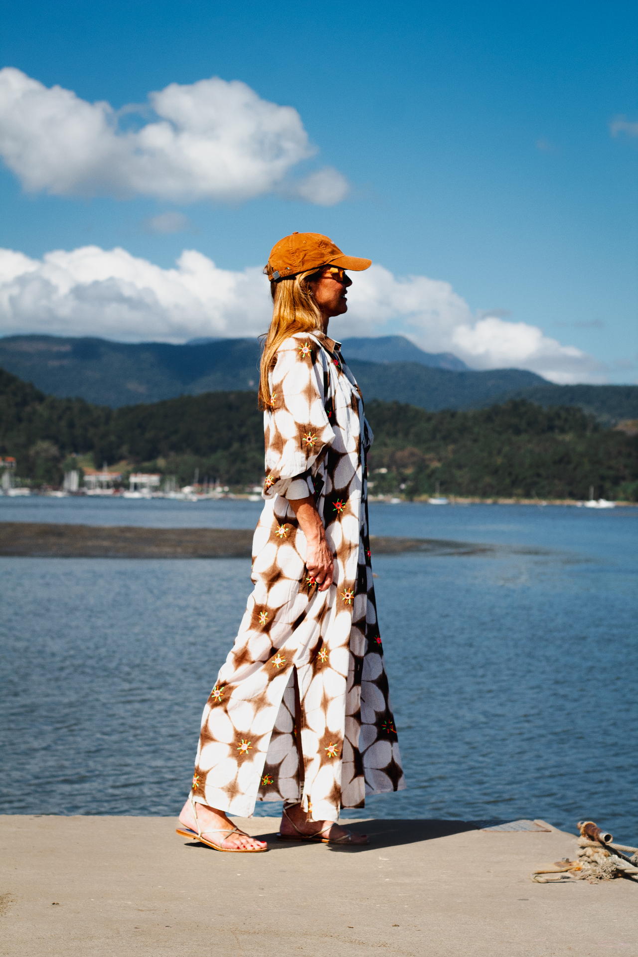 Ensaio Mariana — vestido floral com boné