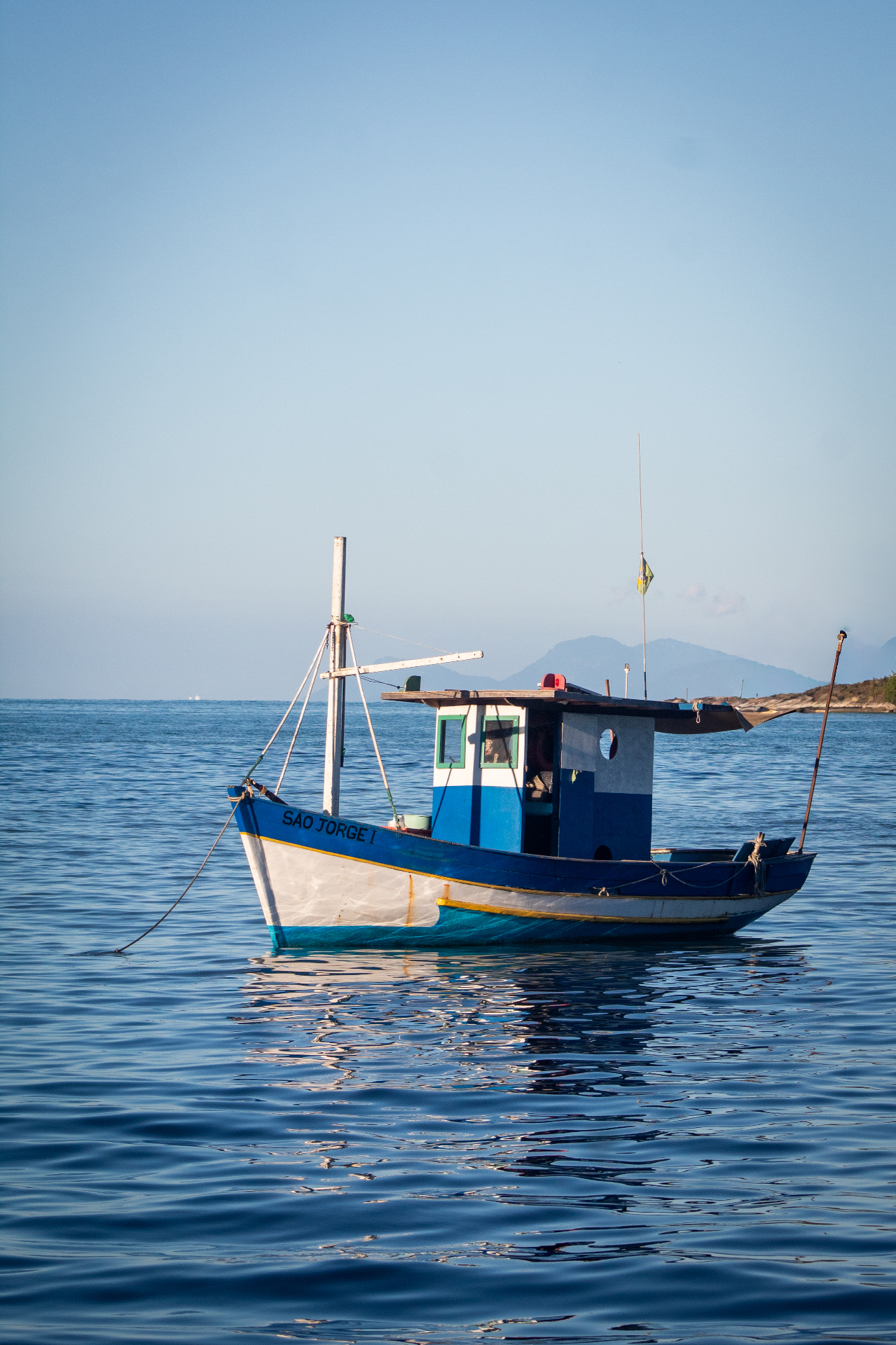 Barco São Jorge I ancorado em águas calmas