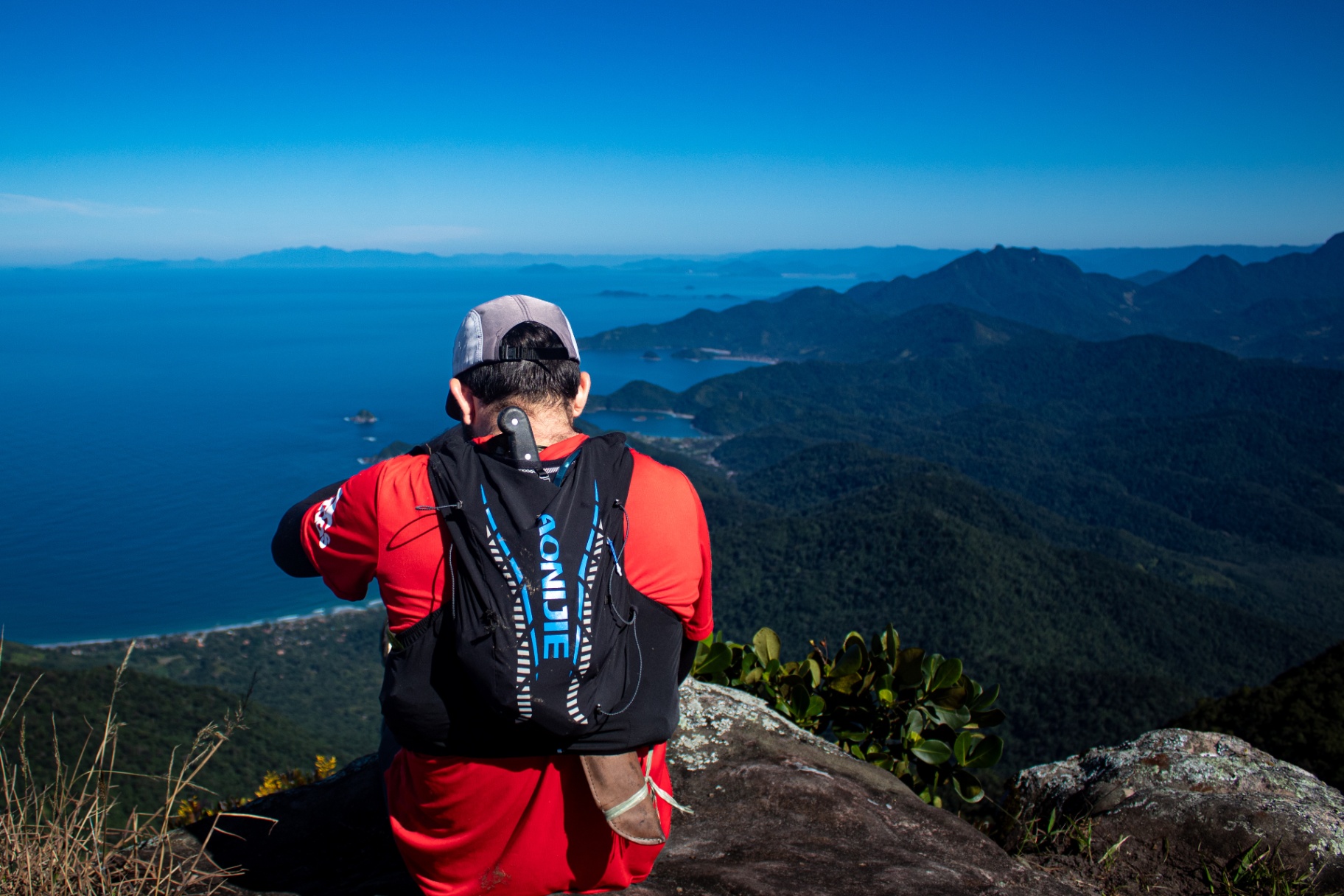 Corredor no cume com vista para o mar de Paraty