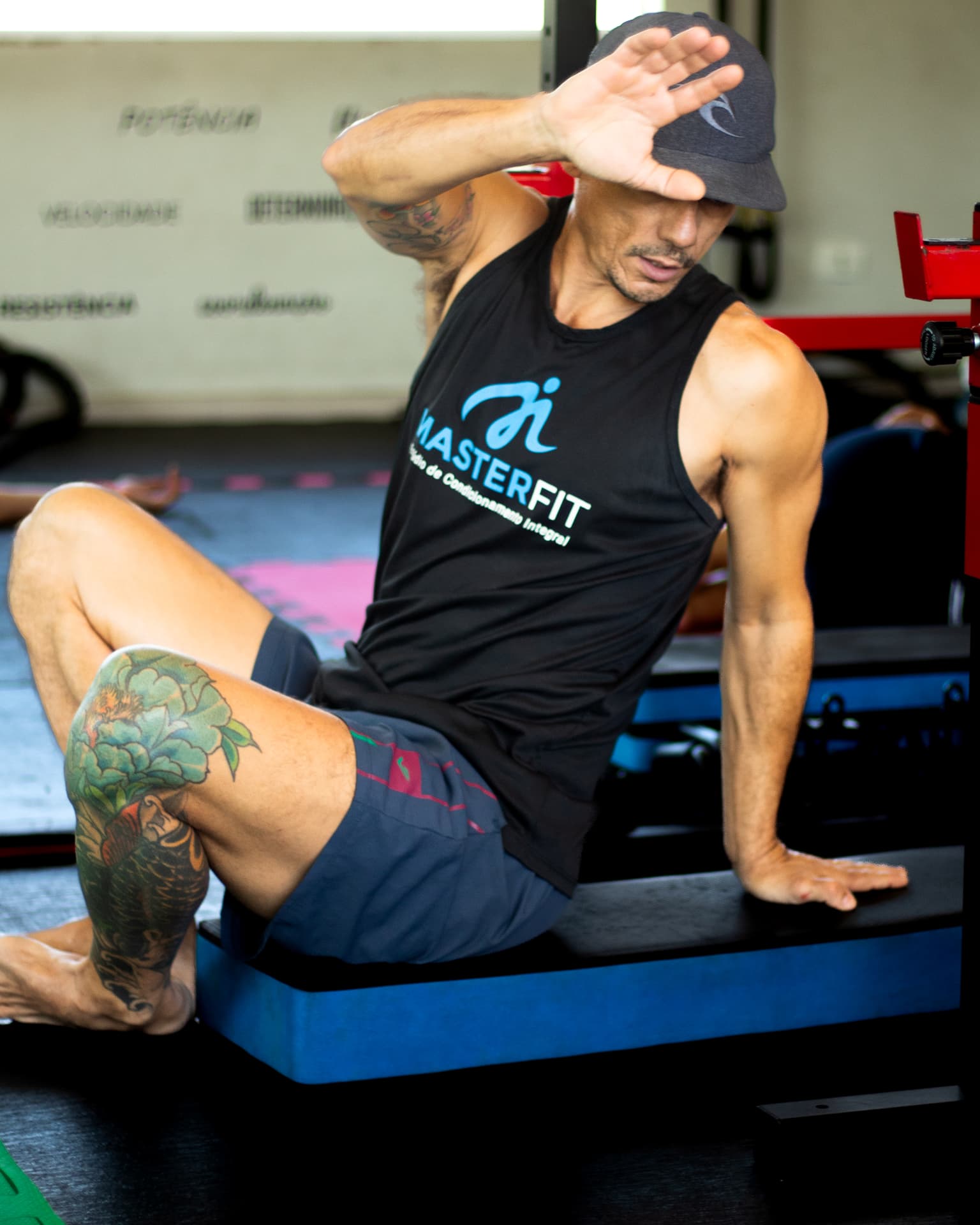 Aluno da MasterFit com camiseta da marca durante treino