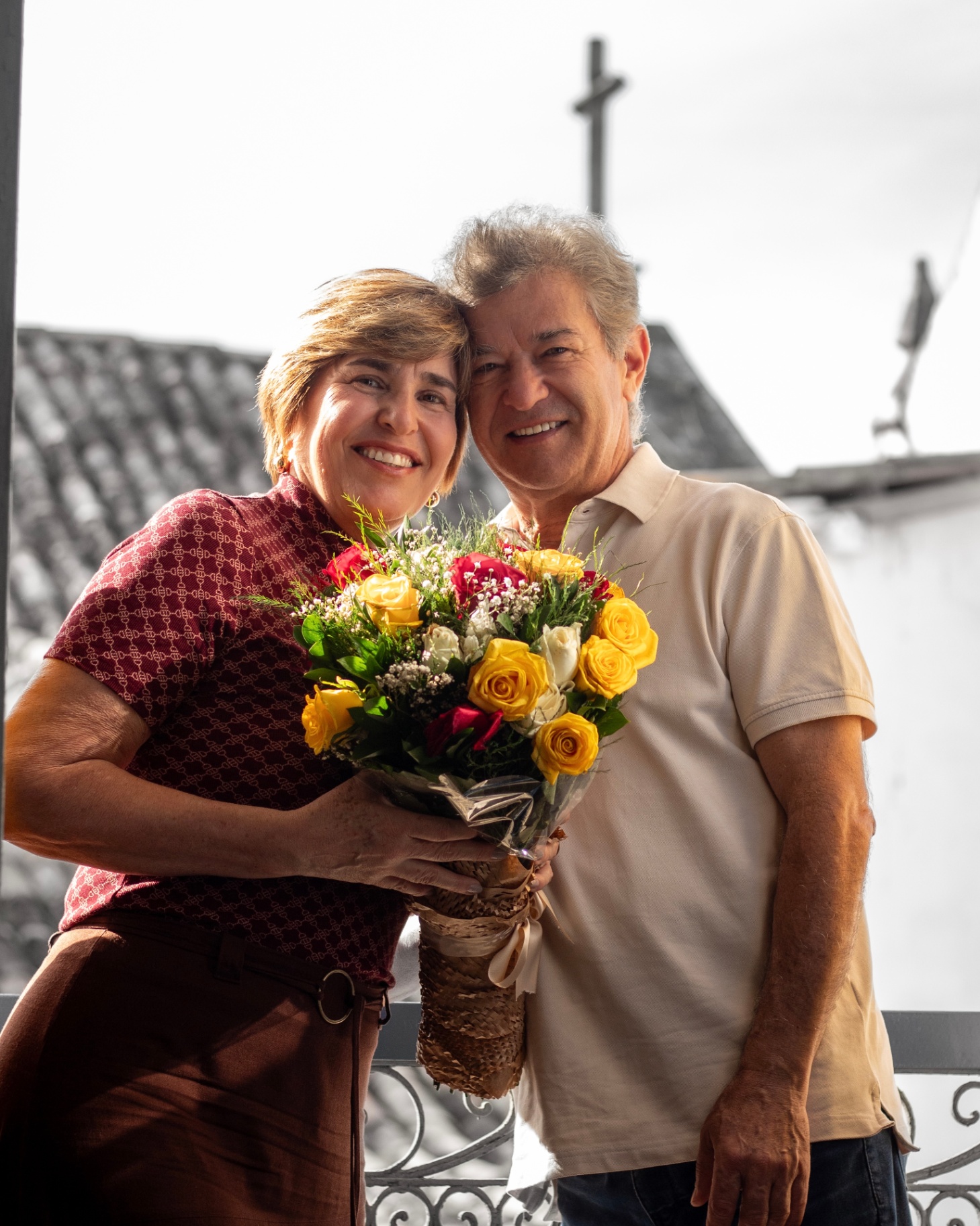 Cláudia & Aleir — sorriso com buquê colorido