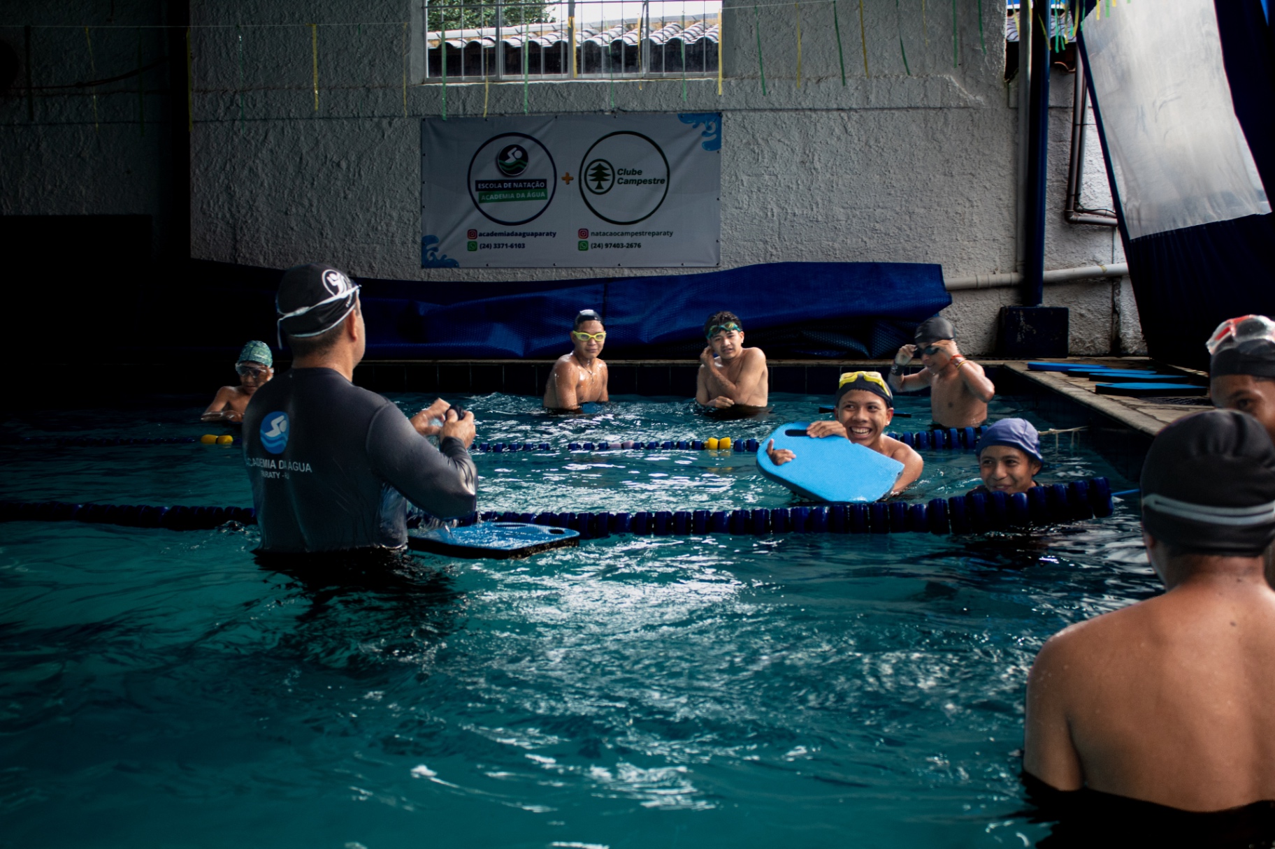 Turma de natação da Academia da Água reunida na piscina