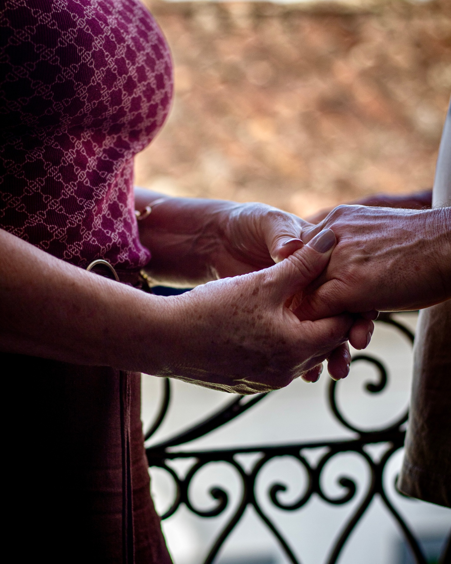 Cláudia & Aleir — detalhe das mãos entrelaçadas
