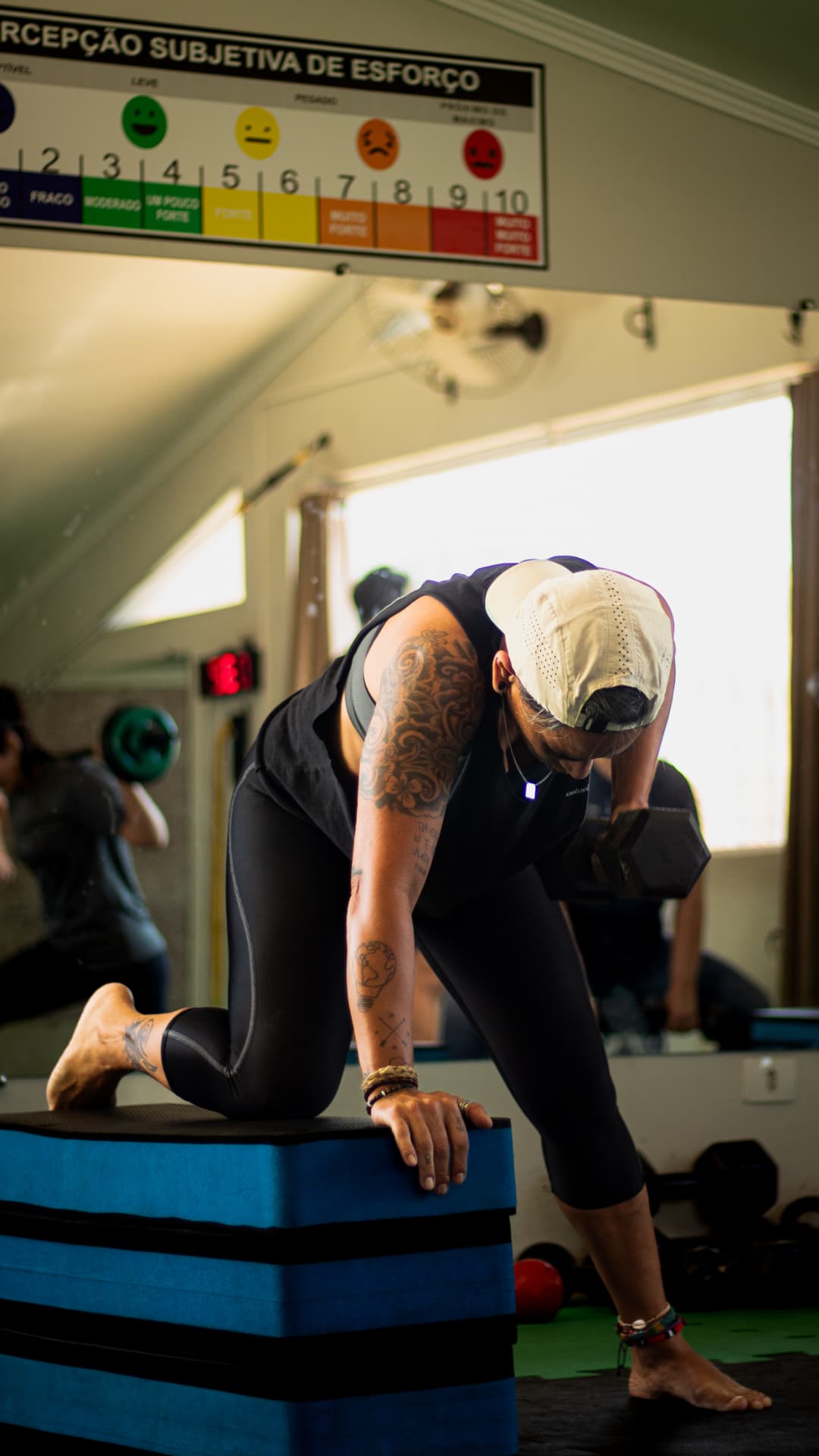 Treino de remada com halter no estúdio MasterFit